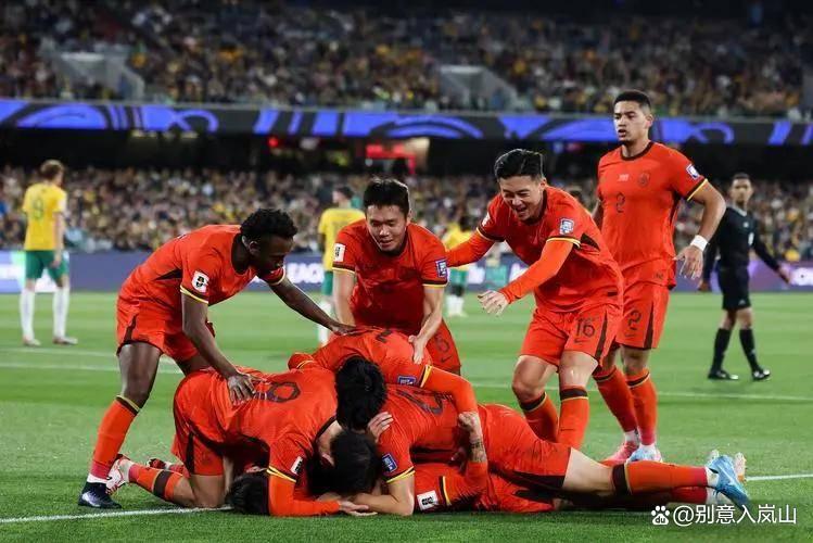 米乐体育网站-关于热烈足球对抗场面火爆展开，球员们奋力拼搏的信息