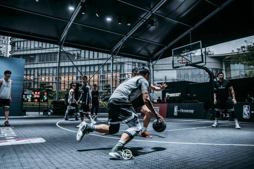 米乐体育在线-火爆赛季！盛况空前球场变战场